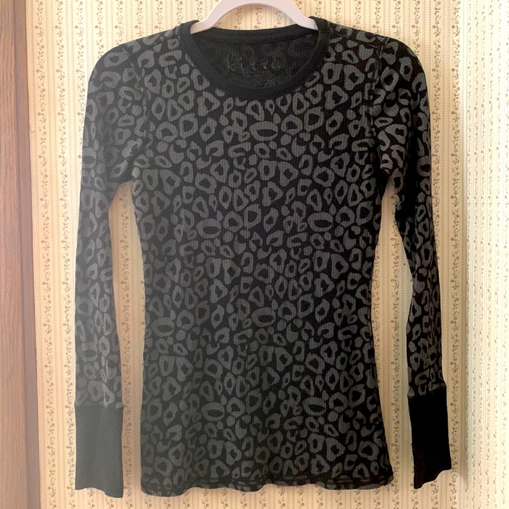 Size Medium Thermal Style Long-Sleeve Top